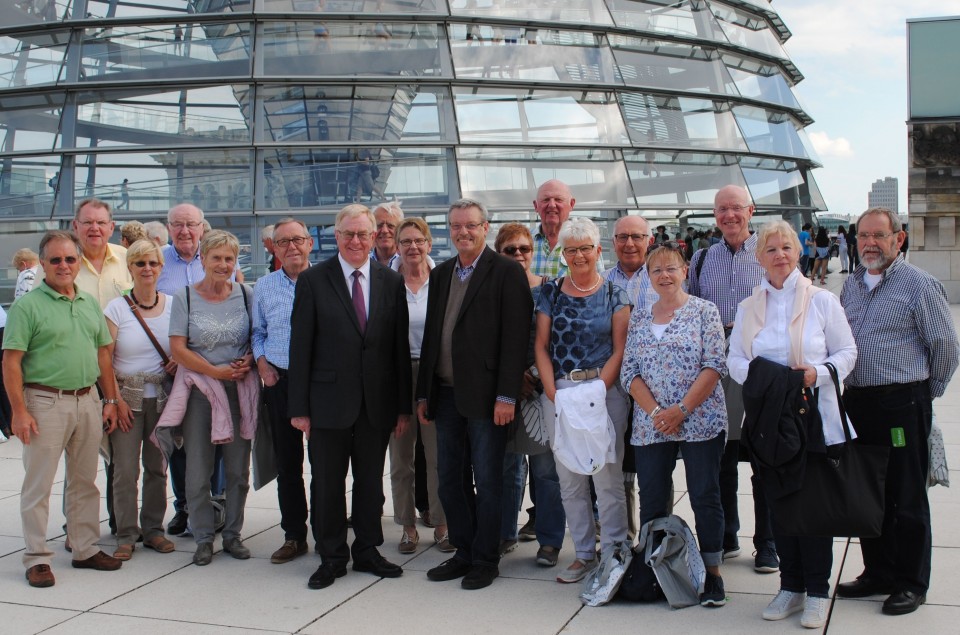 Reinhold Sendker mit den Gästen aus dem Kreis Warendorf vor der Reichstagskuppel.