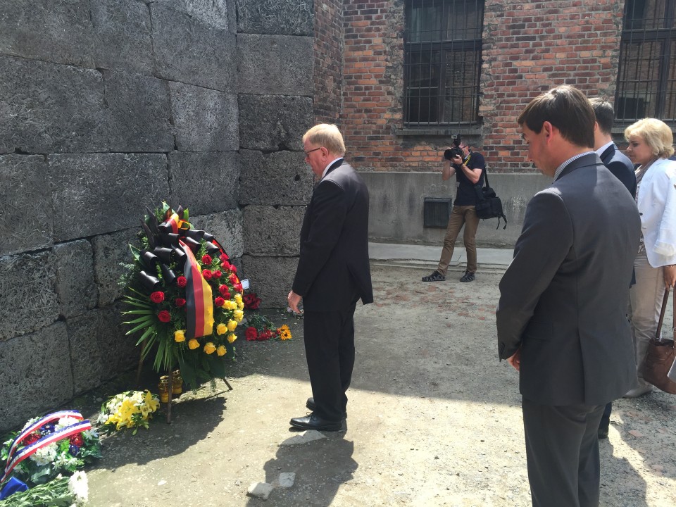 Die Delegation aus Deutschland bei Gedenken an die Opfer des Nationalsozialismus in Ausschwitz.