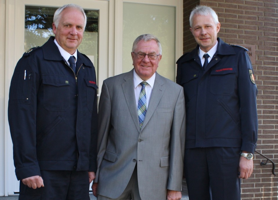 v.l.: Heinz-Jrgen Gottmann (Kreisbrandmeister), Reinhold Sendker MdB, Heinrich Otte (stv. Kreisbrandmeister)