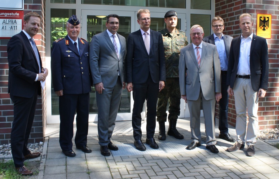 v.l.: Andreas Menz, Brigardegeneral Peter Gorgels, BM Dr. Alexander Berger, Staatssekretr Dr. Ralf Brauksiepe MdB, Oberstleutnant Stefan Kribus, Reinhold Sendker MdB, Christian Prahl, Henning Rehbaum MdL