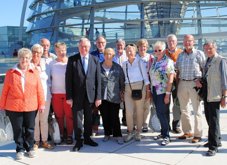 Reinhold Sendker MdB und die Mitglieder des Heimatvereins Ennigerloh auf der Dachterrasse des Reichstags
