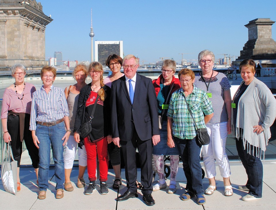 Reinhold Sendker mit den Besuchern aus dem Kreis Warendorf auf dem Dach des Reichstages.