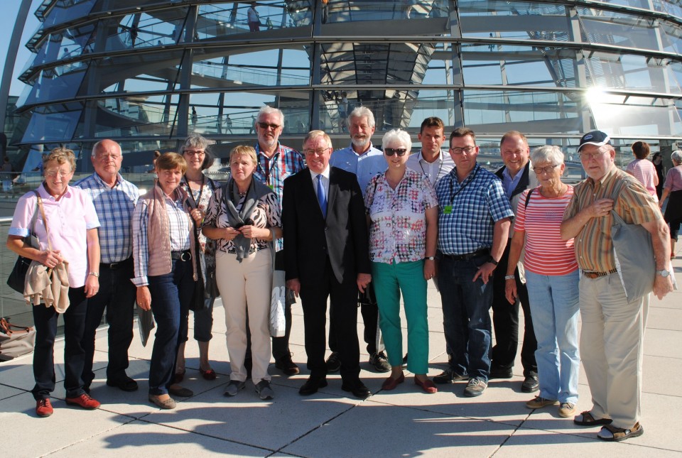 Reinhold Sendker mit den Gsten aus dem Kreis Warendorf auf der Dachterrasse des Reichstages.