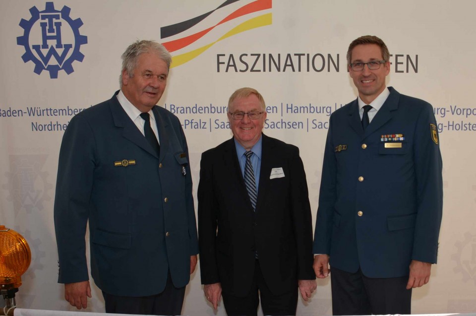 (v.l.) Albrecht Broemme (Präsident der Bundesanstalt Technisches Hilfswerk), Reinhold Sendker MdB und Ralf Pelkmann (THW Beckum)
