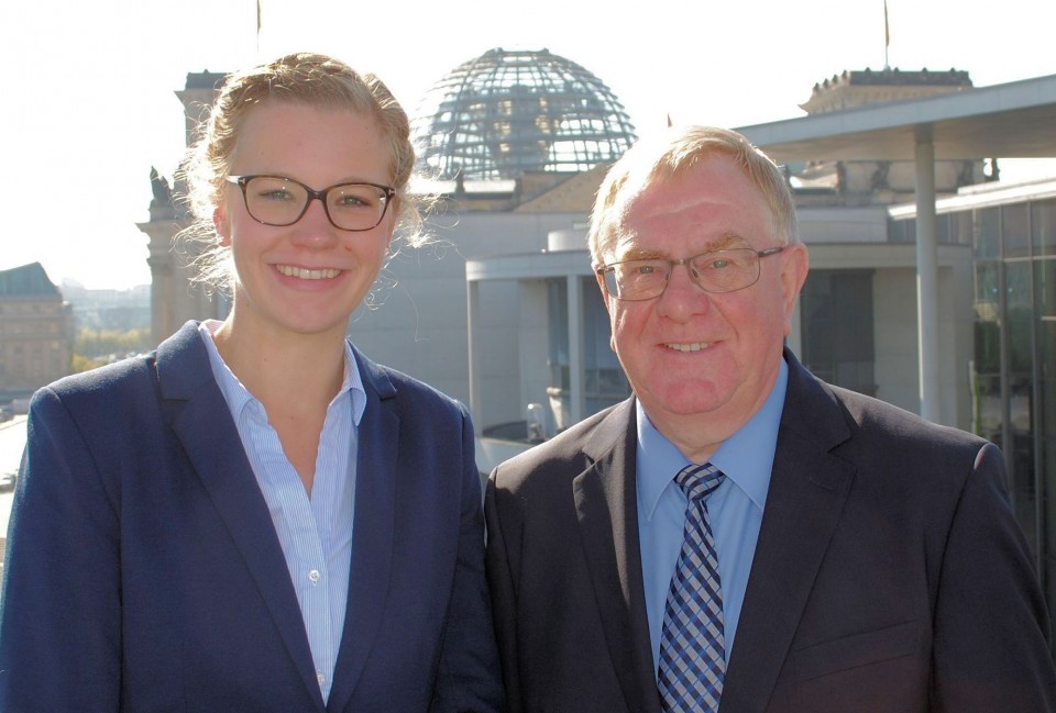 Reinhold Sendker und Jule Schoppmann vor dem Deutschen Bundestag.