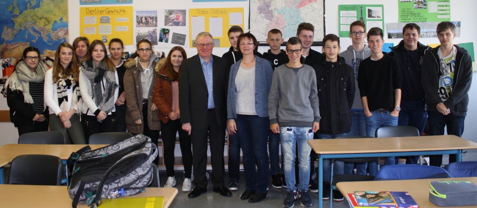 Reinhold Sendker mit den Schlern der Hauptschule Sassenberg.