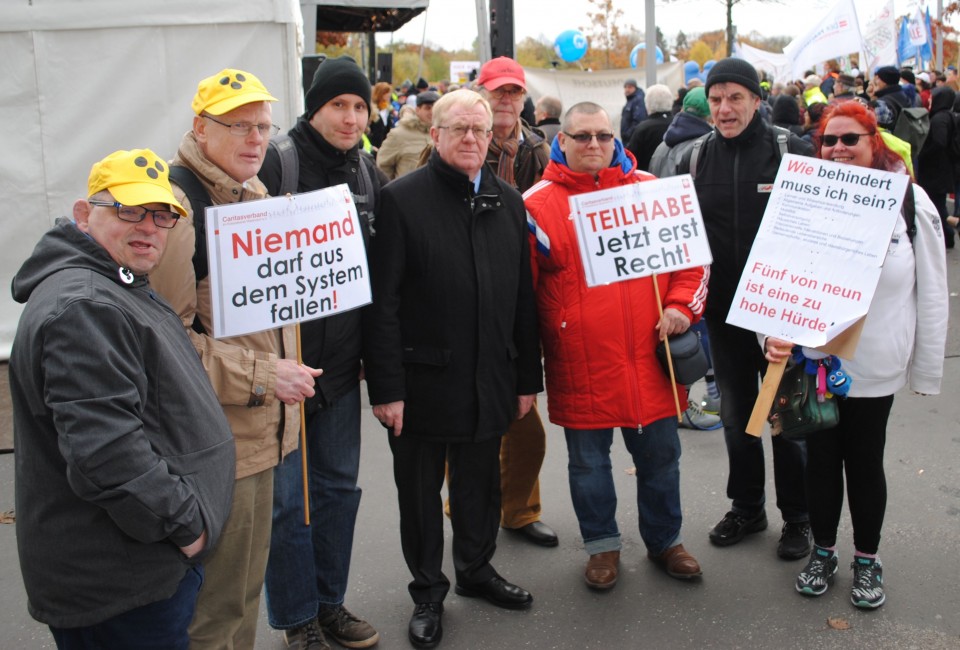 Reinhold Sendker MdB mit Vertretern der Caritas des Kreises Warendorf und Betroffenen vor dem Reichstag