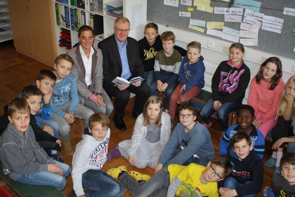 Reinhold Sendker, Klassenlehrerin Kirsten Sachse und die Kinder der Klasse 4a.