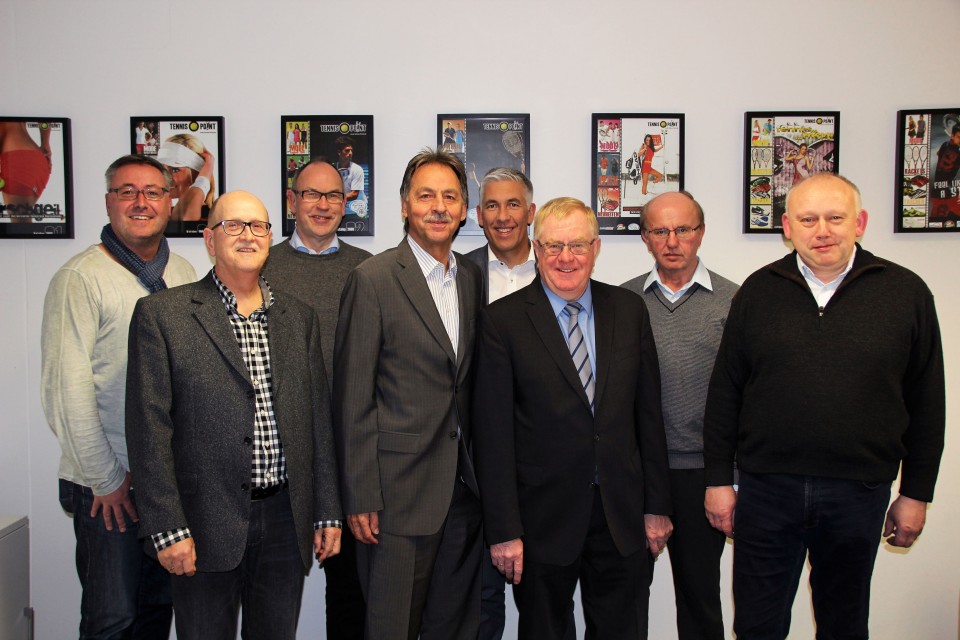 Reinhold Sendker im Gespräch mit den Vorstandsmitgliedern der Initiative Pro B64n in Herzebrock-Clarholz