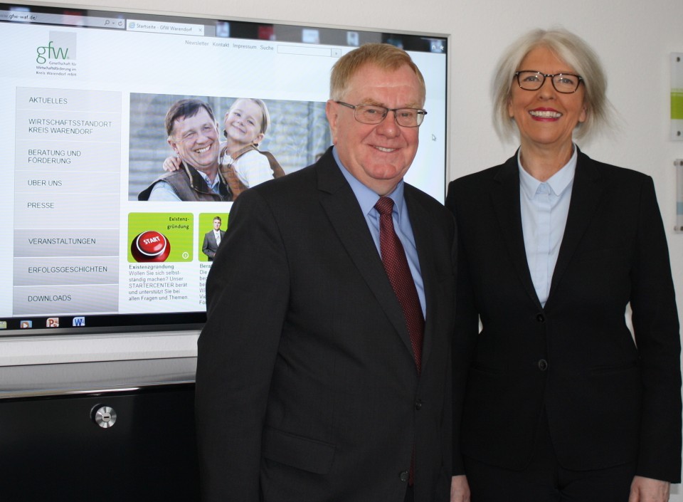 Tauschten sich ber aktuelle Themen aus v.l.: Der CDU-Bundestagsabgeordnete Reinhold Sendker  und gfw-Geschftsfhrerin Petra Michalczak-Hlsmann