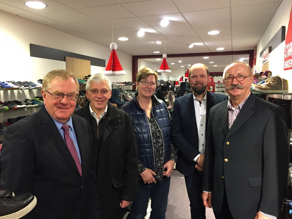 Reinhold Sendker (l.) starte seine Tour bei Doris Kattenbaum. Mit dabei waren Brgermeister Josef Uphoff, Markku Esterhues, Vorsitzender des Gewerbevereins, und Rdiger Vller.