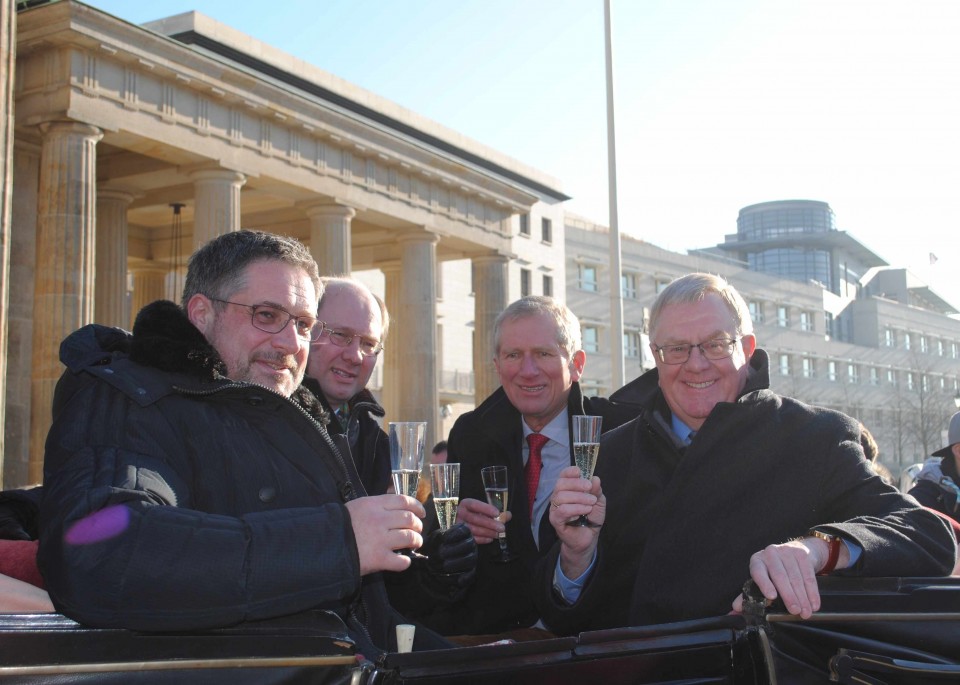 (v.l.) Warendorfs Brgermeister Axel Linke, Landrat Dr. Olaf Gericke, Josef Brand (Vorsitzender des Heimatvereins) und Reinhold Sendker MdB vor dem Brandenburger Tor