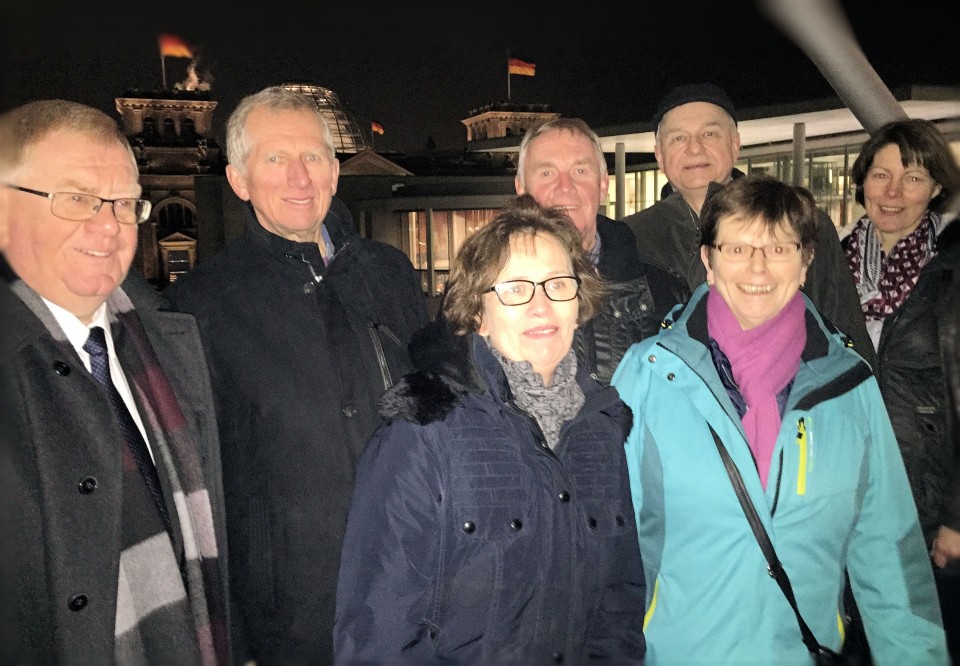 Auf der Verbindungsbrcke zwischen Marie-Elisabeth-Lders- und Paul-Lbe-Haus: Reinhold Sendker MdB, Josef Brand (Heimatvereinsvorsitzender), Maria Brand, Hubert Mestrup, Heinrich Ruthmann, Margret Mestrup und Renate Ruthmann. 