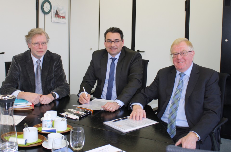 Beim Gespräch im Büro des Bürgermeisters: (v.l.) Christoph Wessels (Stadt Ahlen), Bürgermeister Dr. Berger und Reinhold Sendker MdB