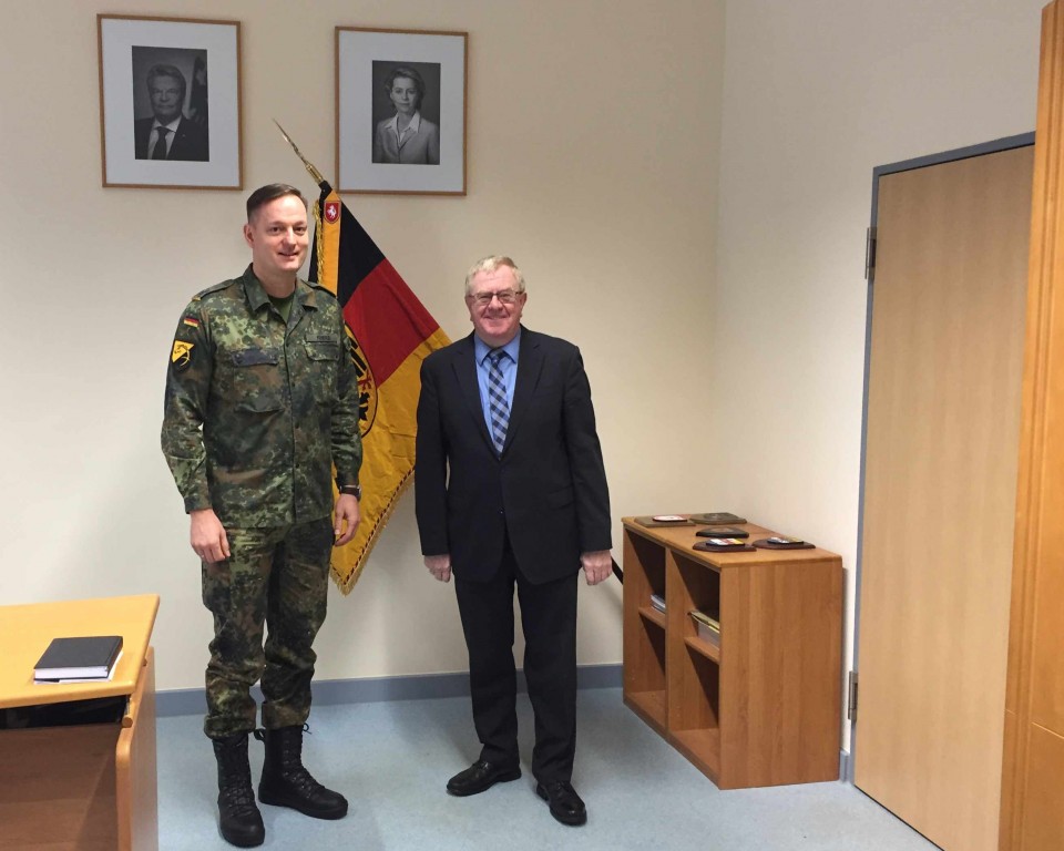 (v.l.) Oberstleutnant Stefan Kribus und Reinhold Sendker beim Gesprch in der Westfalenkaserne.