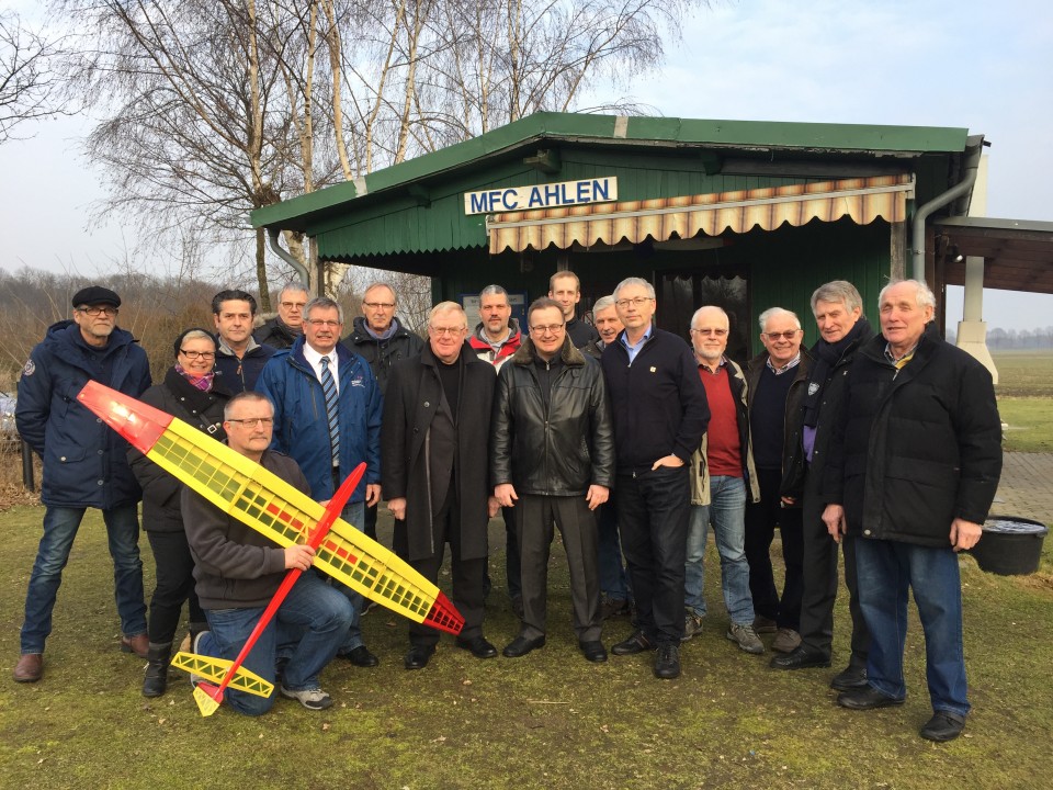 Reinhold Sendker mit den Mitgliedern des MFC Ahlen.