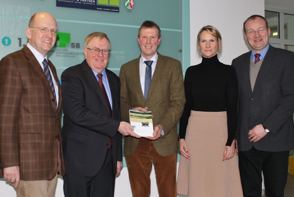 v.l.: Kreislandwirt Karl Werring, Reinhold Sendker MdB, Kreisverbandsvorsitzender Hermann-Josef Schulze-Zumloh, Stephanie Jahn (Referentin von Reinhod Sendker) und Geschftsfhrer Dr. Matthias Quas.