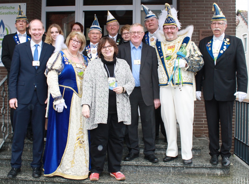 Prinz Gregor I. und Prinzessin Daggi I. von der KG Silberblau Freckenhorst mit den Abgeordneten Reinhold Sendker MdB, Astrid Birkhahn MdL und Landtagskandidat Daniel Hagemeier vor der CDU-Geschftsstelle in Freckenhorst