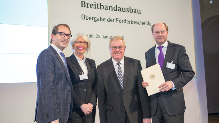 (v.l.) Bundesminister Dorbrindt, Petra Michalczak-Hlsmann, Reinhold Sendker MdB und Landrat Dr. Gericke bei der bergabe des Frderbescheides fr die Beratungsleistungen im Januar 2016