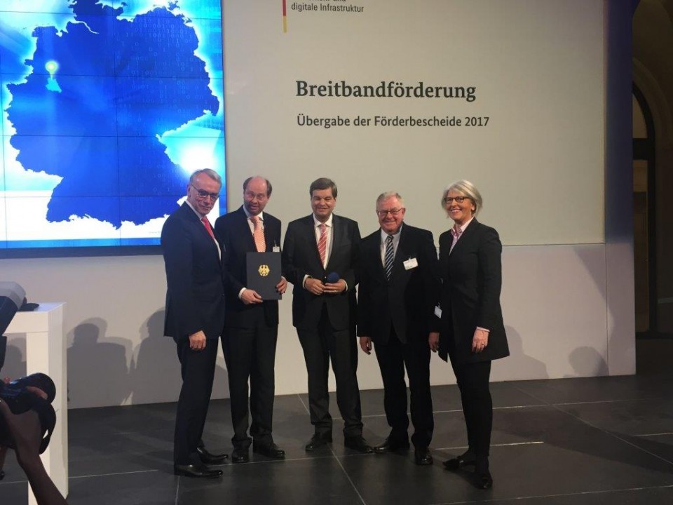 (v.l.) Bernhard Daldrup MdB, Landrat Dr. Olaf Gericke, PStS Enak Ferlemann MdB, Reinhold Sendker MdB und die Geschftsfhrerin der Wirtschaftsfrderungsgesellschaft des Kreises Warendorf Petra Michalczak-Hlsmann.