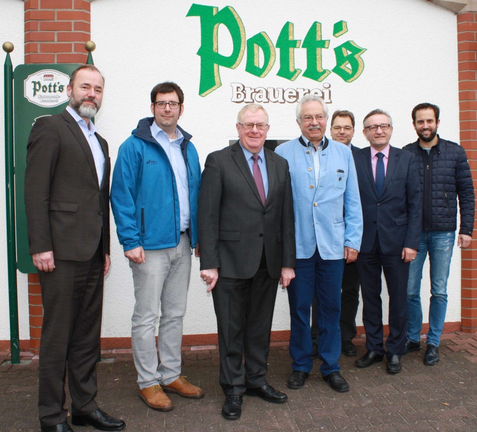 (v.l.) Tobias Bielenstein (AK Mehrweg), Dirk Holtkamp (Holtkamp Getrnke), Reinhold Sendker, Rainer Pott (Potts Brauerei), Andreas Schttker (Graf Metternich-Quellen), Roland Demleitner (Private Brauereien Deutschland), Jrg Pott (Geschftsfhrer Potts)