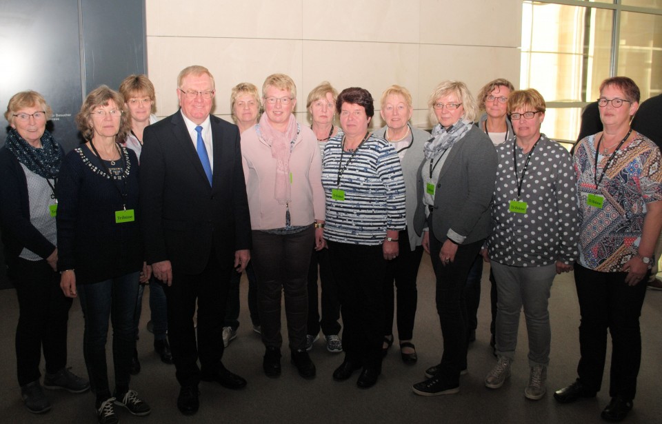 Reinhold Sendker mit Delegation der Katholischen Frauengemeinschaft Westkirchen im Reichstag.