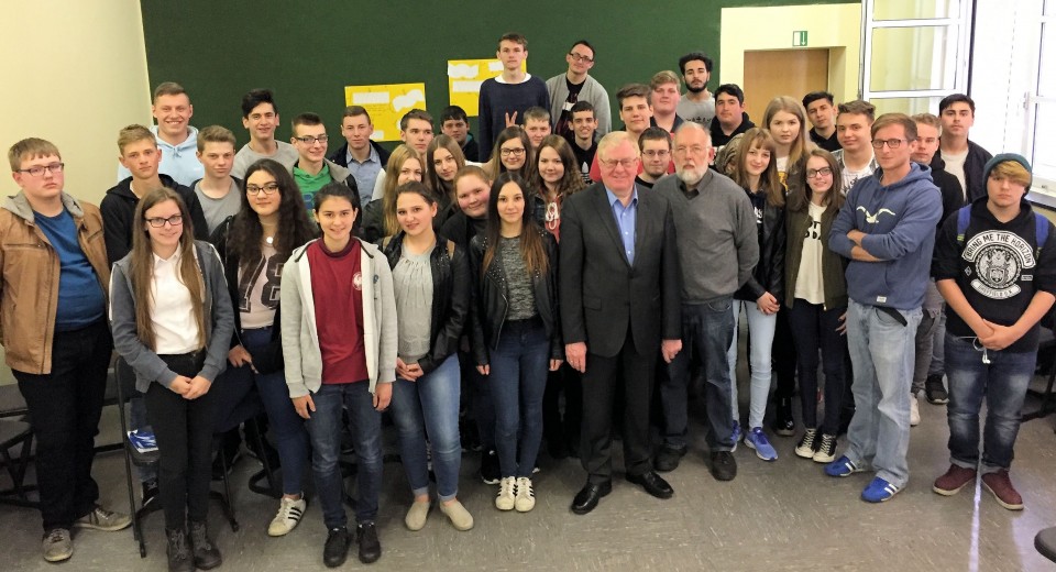 Reinhold Sendker MdB, Kurt Moths und Schulleiter Kai Schomborg mit den zehnten Klassen der Theodor-Heuss-Schule