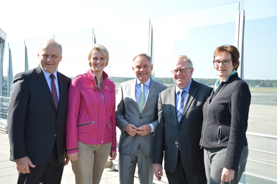 Von links: Johannes Rring MdB, Anja Karliczek MdB, Prof. Dr. Rainer Schwarz, Reinhold Sendker MdB und Sybille Benning MdB