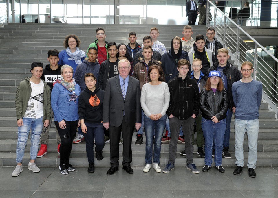 Reinhold Sendker mit den Gsten aus Beckum im Deutschen Bundestag.