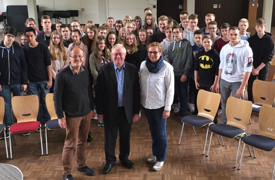 Reinhold Sendker MdB mit den Klassenlehrern Hanni Vages und Ulrich Stammeier, sowie den Schlerinnen und Schlern der 9. Klassen.