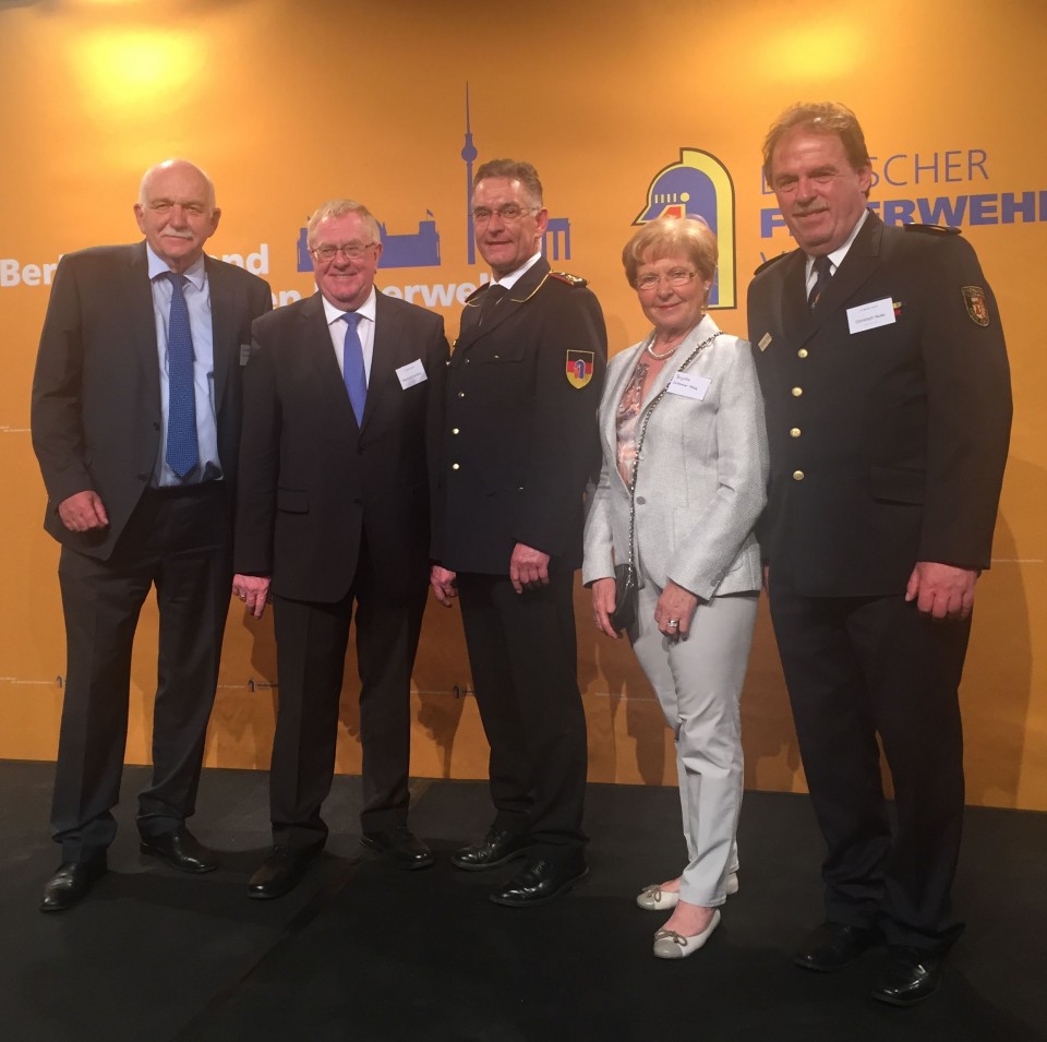 (v.l.) Bernhard Schemmer MdL, Reinhold Sendker MdB, den Prsidenten des Deutschen Feuerwehrverbandes e.V. (DFV) Hartmut Ziebs, Brigitte Schemmer und Kreisbrandmeister Christoph Nolte.