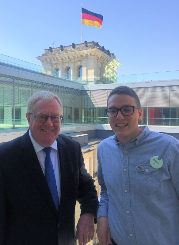 Robert Mccracken mit Reinhold Sendker im Deutschen Bundestag