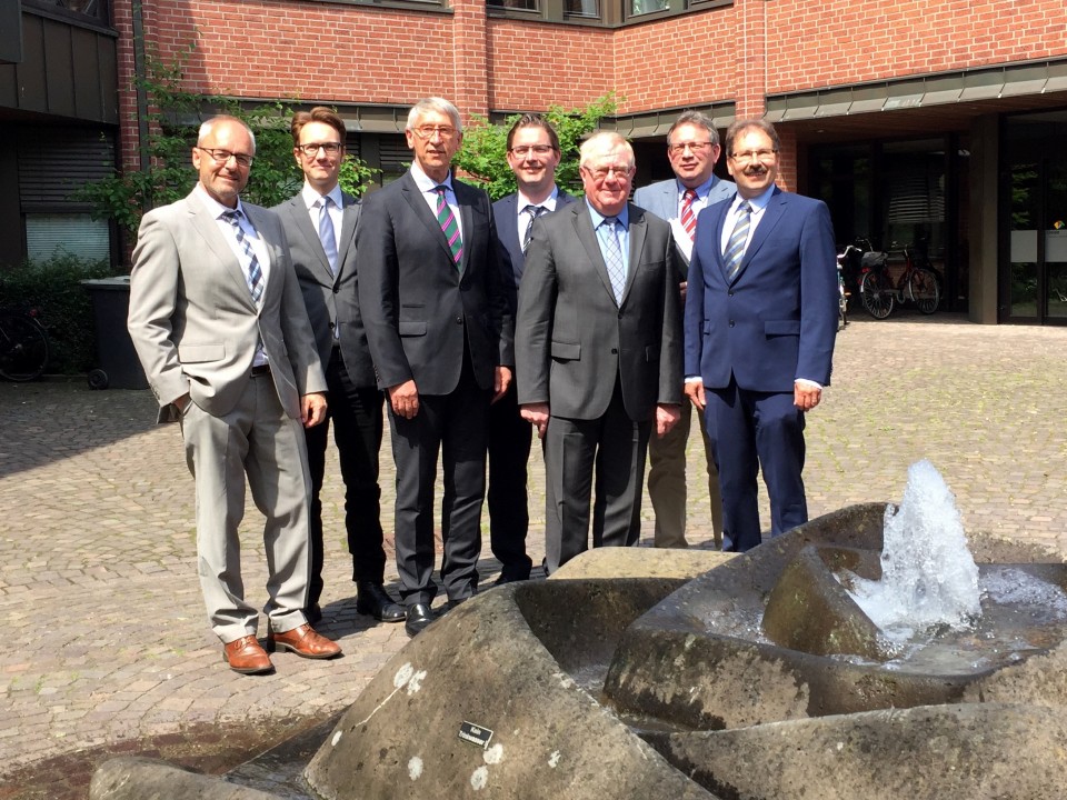 (v.l.) Stadtbaurat Matthias Abel, Jakob Schmid (Leiter Fachbereich I), Brgermeister Karl-Friedrich Knop, Andr Drinkuth (CDU-Fraktionsvors.), Reinhold Sendker, Ludger Junkerkalefeld (Forum-Chef), Michael Jathe (Erster Beigeordneter)