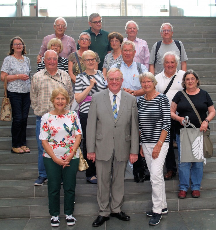 Reinhold Sendker MdB mit seinen Gsten aus Warendorf und Petersfield im Paul-Lbe-Haus des Deutschen Bundestages 