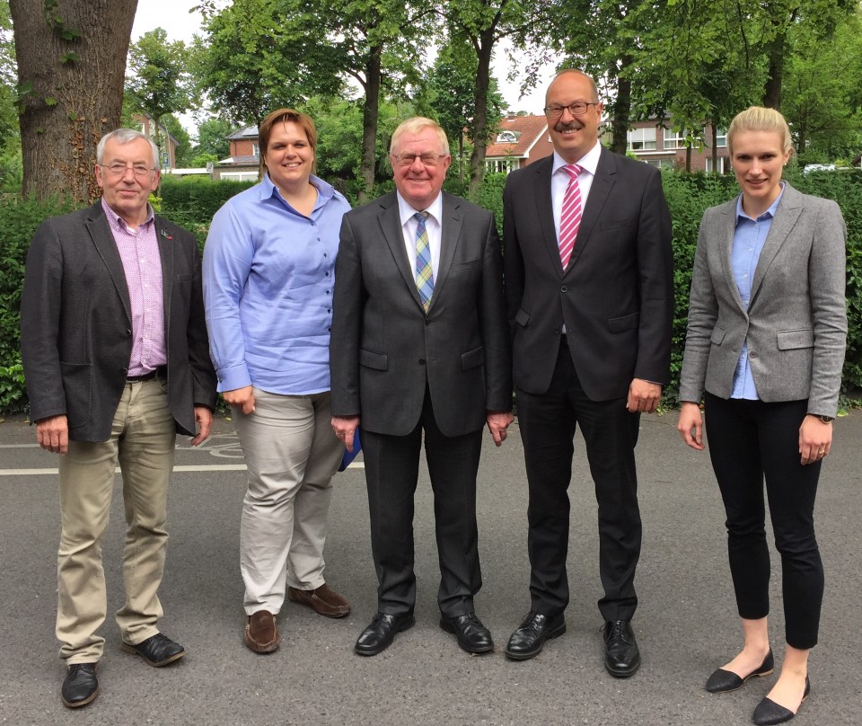 (v.l.) Heinrich Tns, Sabrina Salomon, Reinhold Sendker MdB, Carsten Grawunder und Carolin Wientzek