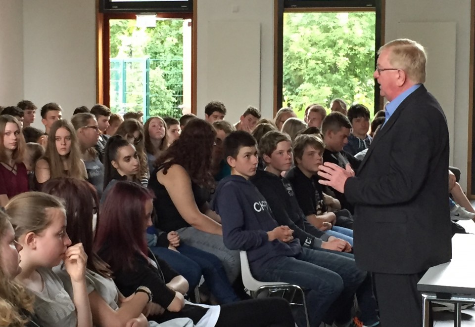 Reinhold Sendker im Gespräch mit den Schülern der Josef-Annegarn-Schule Ostbevern.
