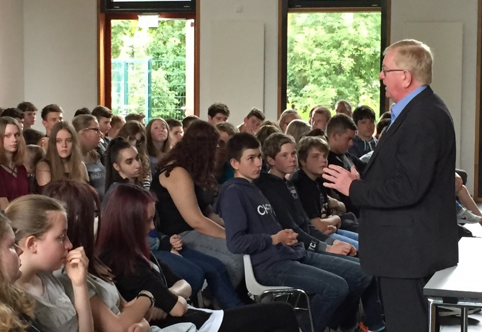 Reinhold Sendker im Gesprch mit den Schlern der Josef-Annegarn-Schule Ostbevern.