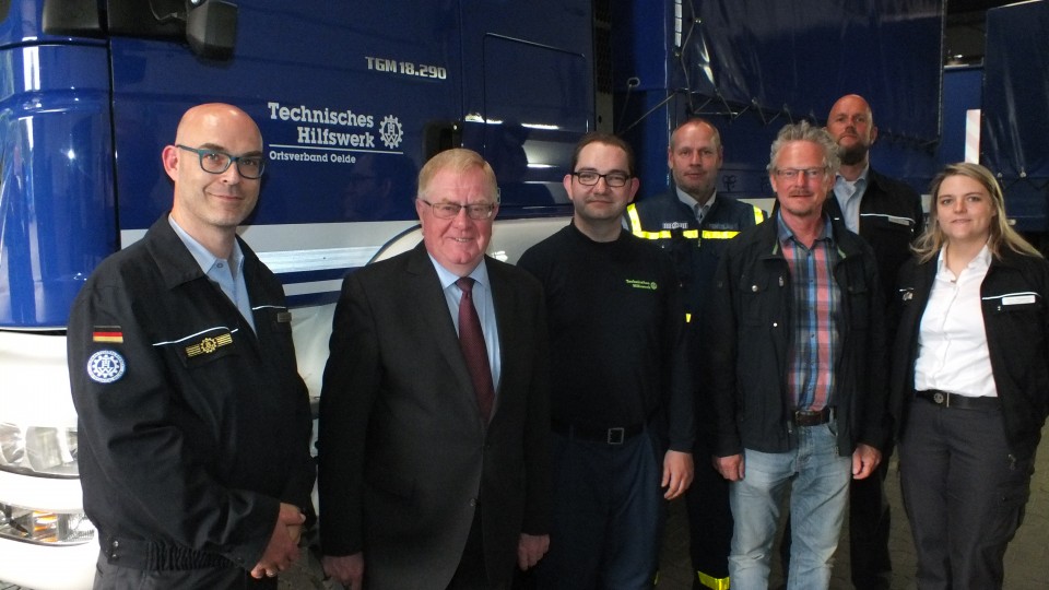 (v.l.) Nicolas Hefner (stv. Landesbeuftragter NRW), Reinhold Sendker MdB, Markus Freitag (THW OV Oelde), Klaus Fenselau (THW OV Oelde), Peter Hellweg (CDU Oelde), Thorsten Koch (THW), Carina Stegemann (THW GSt. Mnster)