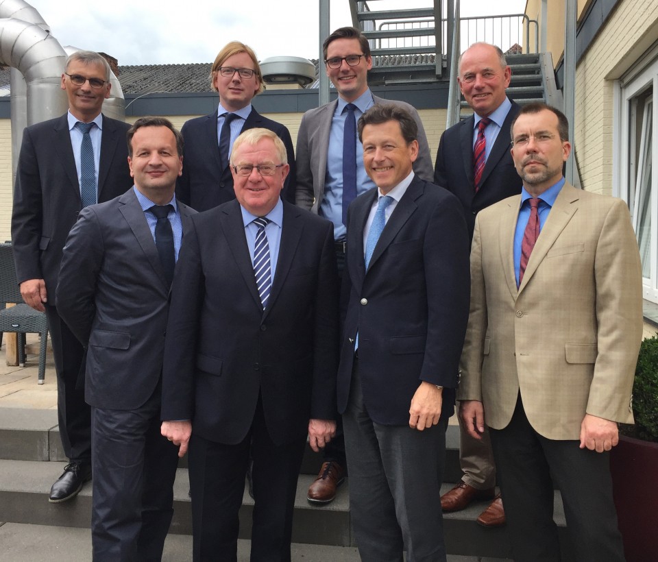 Das Foto zeigt v.l.: Franz-Josef Barton (Firma Dyckerhoff), Christoph Pundt (AZB),Marcel Krogbeumker (Firma Phoenix), Reinhold Sendker MdB, Alexander Palme (AZB), AZB-Vorsitzender Dr. Dirk Spenner (Firma Spenner-Zement), Jochen Klein (AZB) und Christian K