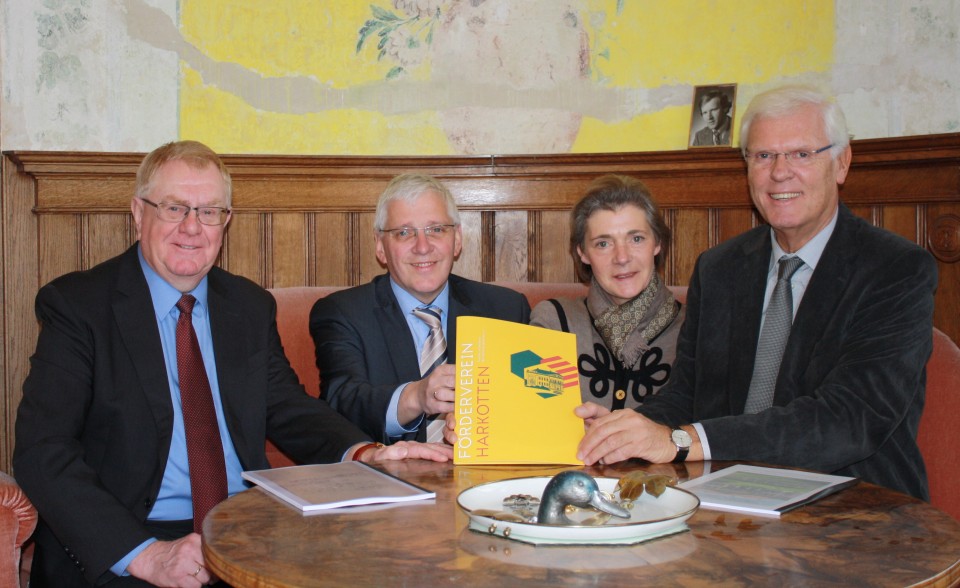 Bei der Pressekonferenz zur Anerkennung des Hauses Harkotten als Denkmal von nationaler Bedeutung im Februar 2017: (v.l.) Reinhold Sendker MdB, Brgermeister Josef Uphoff, Myriam Freifrau von Korff und Dr. Peter Paziorek