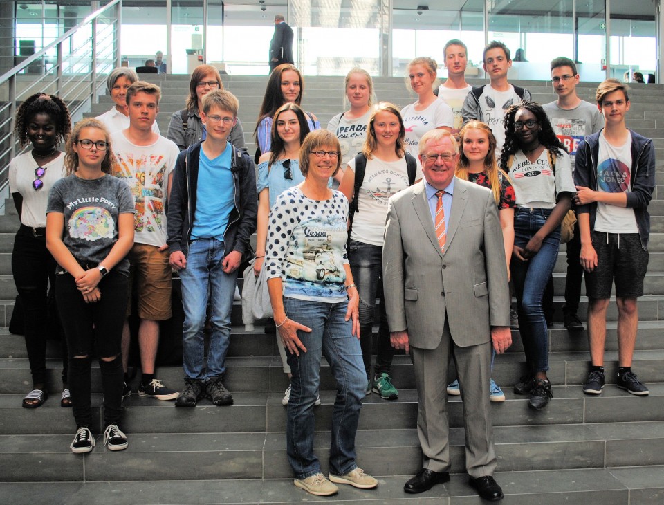 Reinhold Sendker mit den Gästen aus Warendorf im Paul-Löbe-Haus des Deutschen Bundestages.