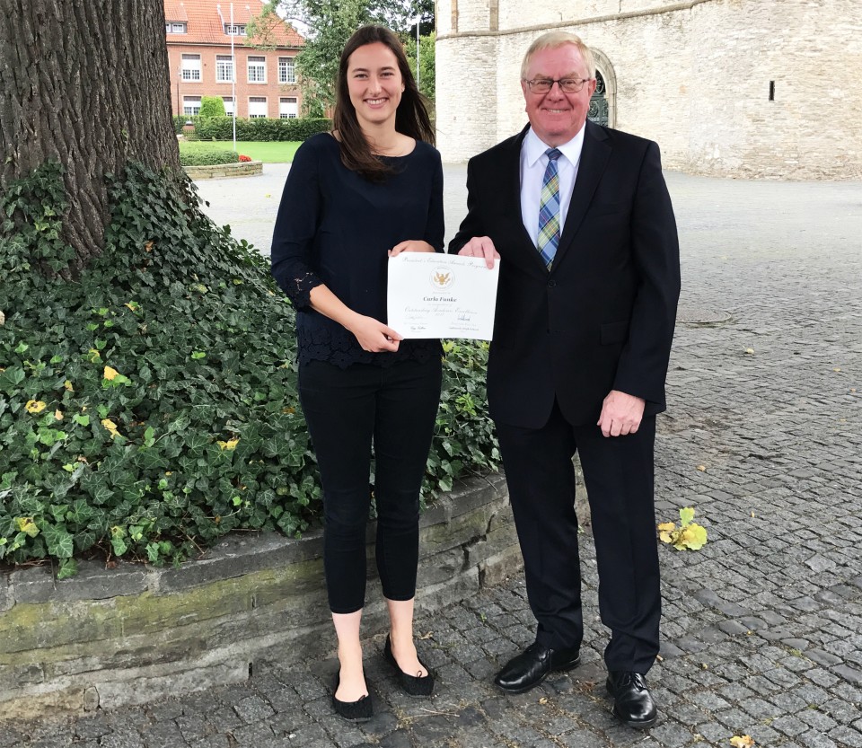 Das Bild zeigt Clara Funke und Reinhold Sendker mit der Auszeichnung des Auszeichnung der Pesidents Education Awards Program