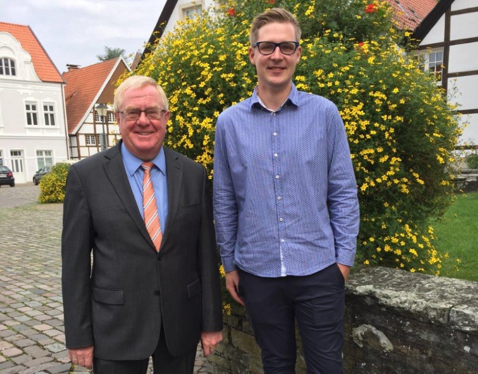 Reinhold Sendker und Marco Gerkmann beim Gesprch vor dem Freckenhorster Wahlkreisbro.