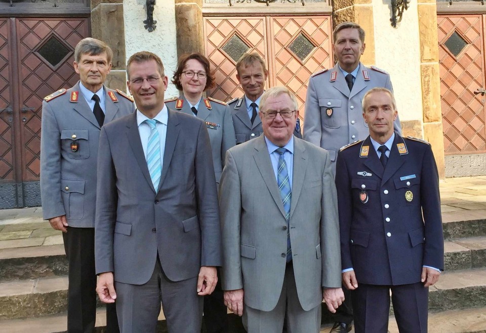 (v.l.) Generalmajor Werner Weisenburger, PStS Dr. Ralf Brauksiepe MdB, Generalarzt Almut Nolte, Oberstarzt Dr. Andreas Lison, Reinhold Sendker MdB, Oberst Olaf Maahs und Oberst Michael Maul