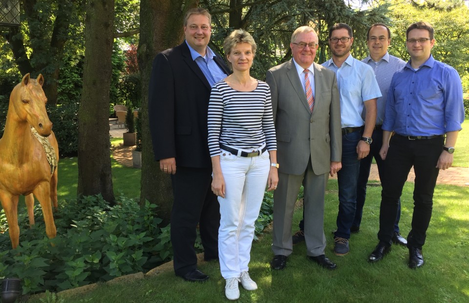 (v.l.) Olaf Kerssen, Martina Mersch, Reinhold Sendker, Heiko Weitenberg, Michael Mersbumer und Dirk Aufderheide