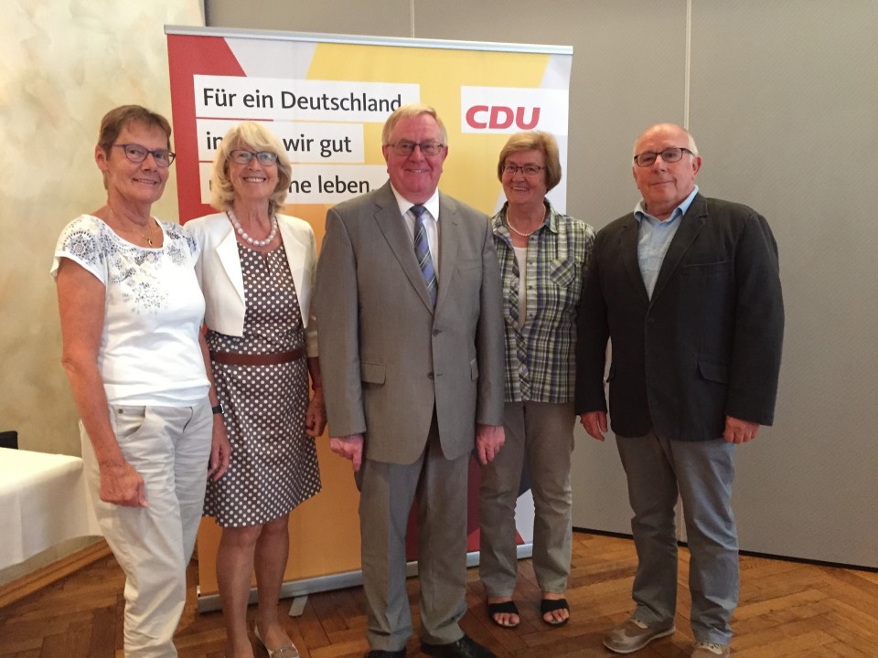 (v.l.) Margret Schellhammer, Doris Schrer, Reinhold Sendker, Ria Niewhner und Hermann Leson