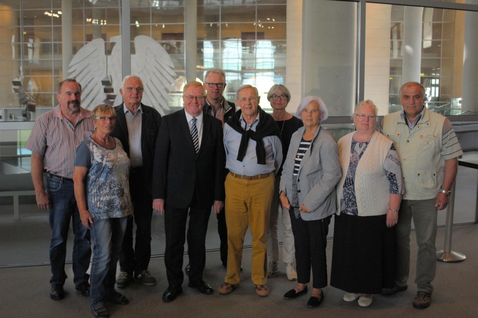Reinhold Sendker mit den Gästen aus Warendorf im Reichstag.