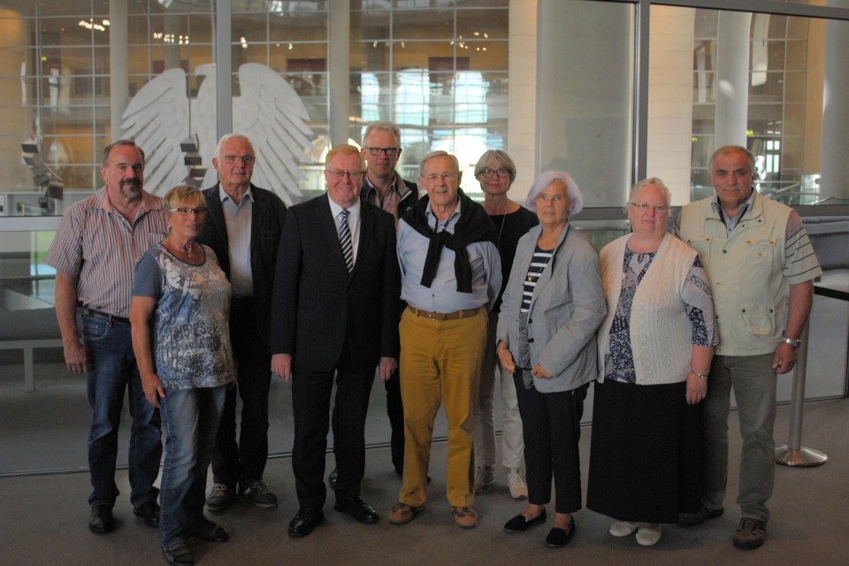 Reinhold Sendker mit den Gsten aus Warendorf im Reichstag.