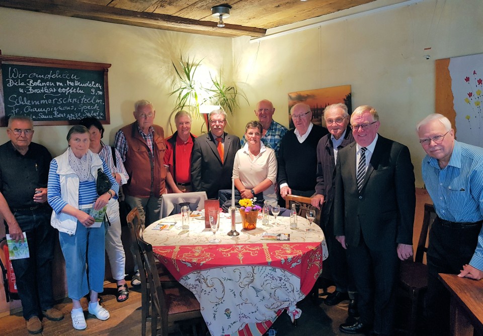 Reinhold Sendker mit den Mitgliedern der SU Telgte.