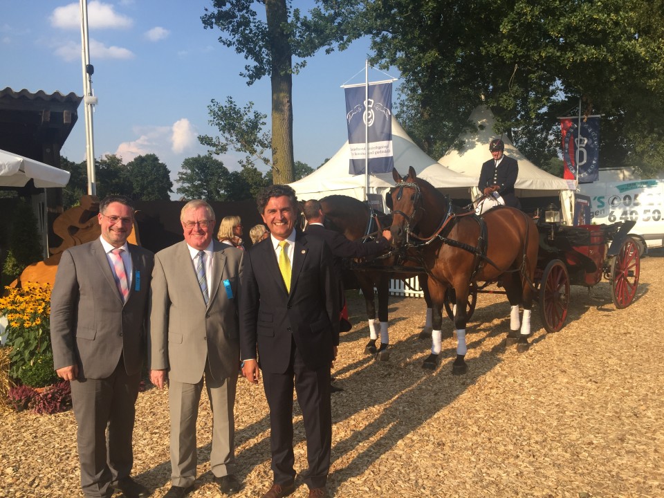 (v.l.) Warendorfs Brgermeister Axel Linke, Reinhold Sendker MdB und der Vorsitzende der Deutschen Reiterlichen Vereinigung Soenke Lauterbach.